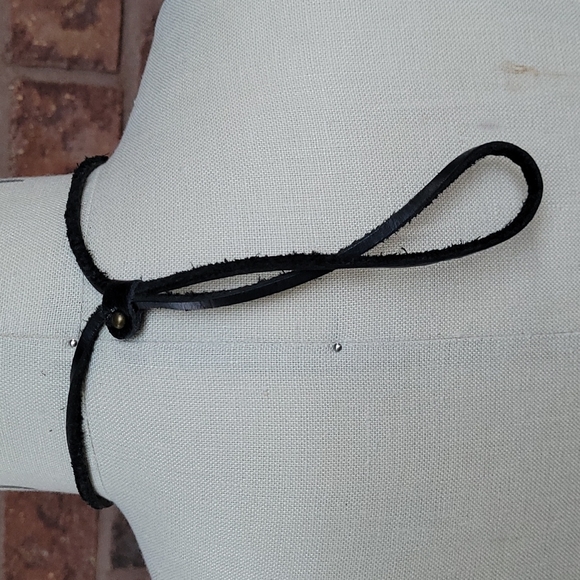 Leather flower necklace - Picture 2 of 2